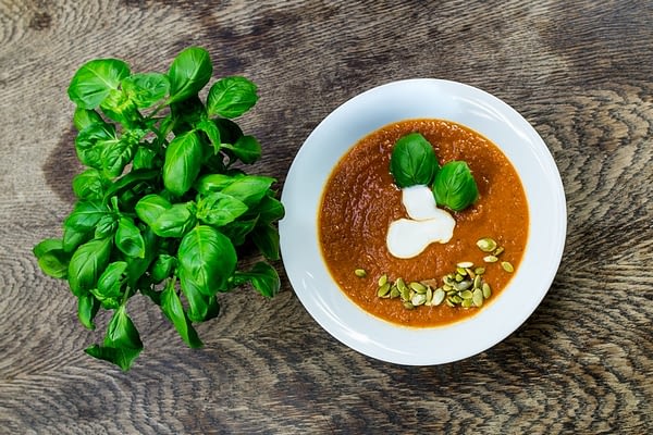 Aromatyczna zupa krem z pomidorów z bazylią i kolendrą