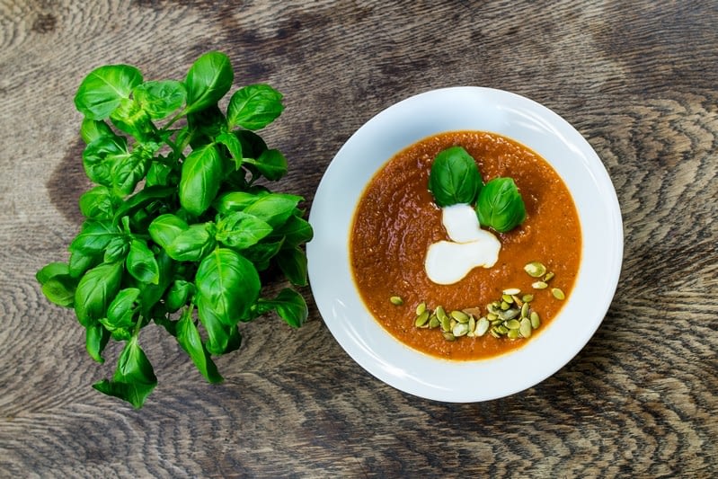 Aromatyczna zupa krem z pomidorów z bazylią i kolendrą przepis Magdalena Włodkowska dietetyk wrocław
